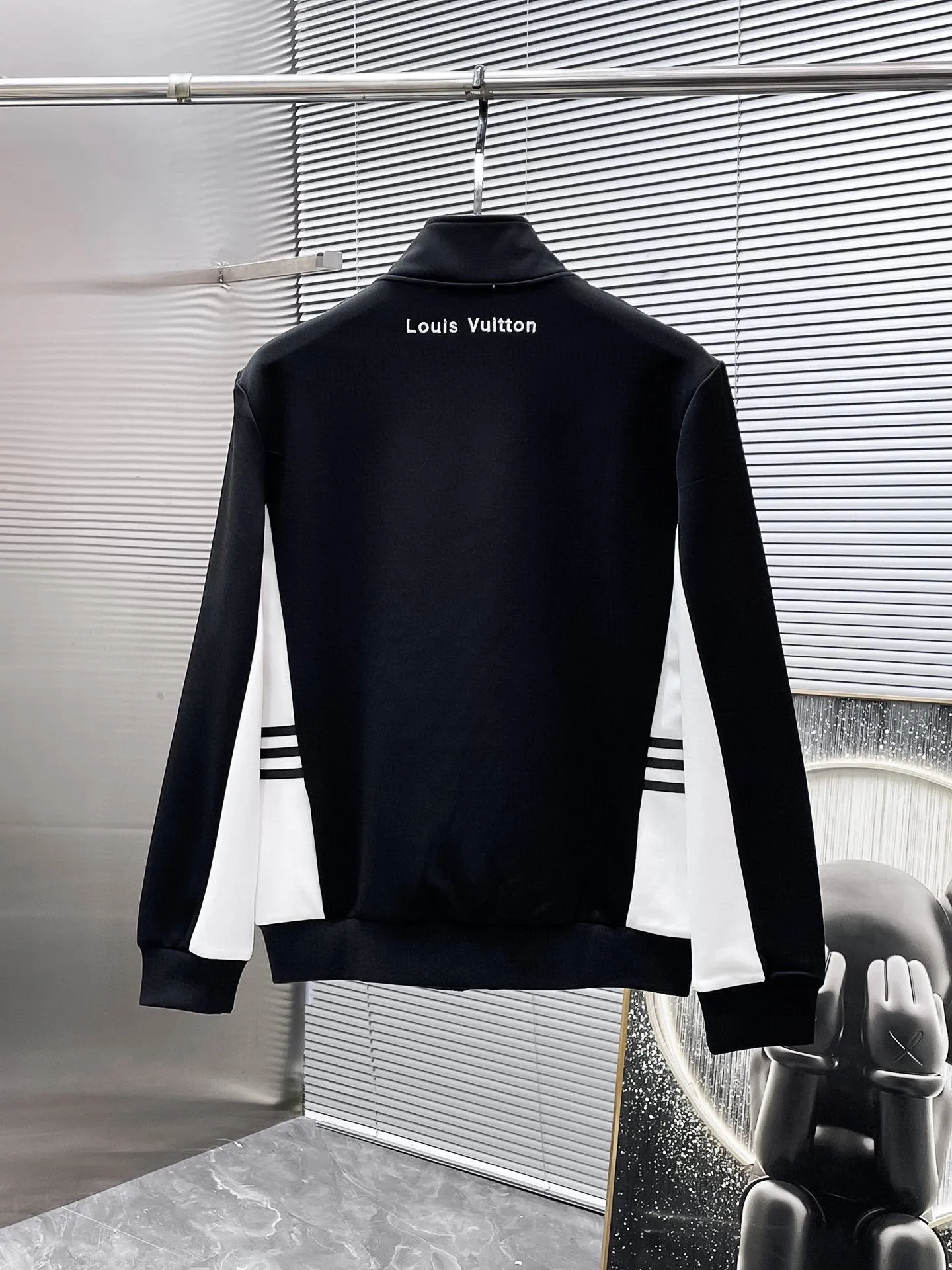 🅿️720 LV hot-selling suit is coming. Focus on the original version of the official website. 2025 new hot-selling cardigan suit. The original order is the best. 🇭🇰The meticulous work of top designers. It has a fitting and perfect upper body effect. All-natural high-quality Tencel Roman cotton 100%, close-fitting comfort, noble and elegant! Original hardware embodies elegance and nobility! Counter size: M-3XL (maximum wear up to 190 pounds)